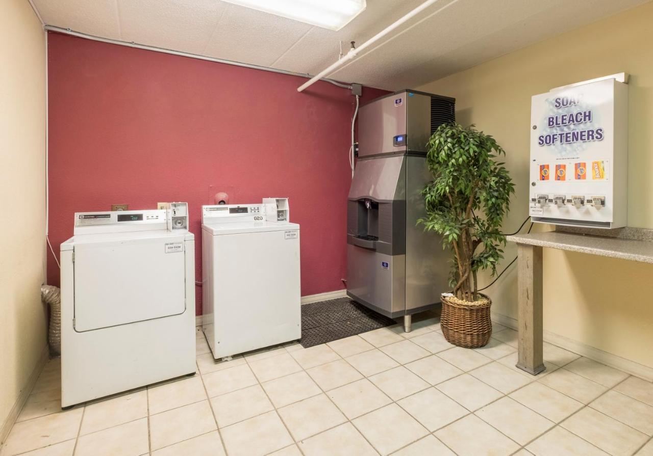 Red Roof Inn Milford - New Haven Εξωτερικό φωτογραφία
