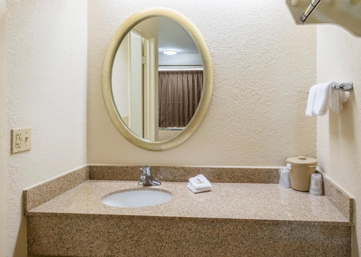 Red Roof Inn Milford - New Haven Εξωτερικό φωτογραφία